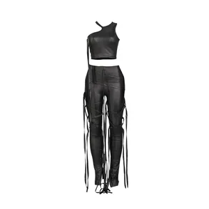 Completo sexy due pezzi in finta pelle nera con top monospalla e leggings con nappe