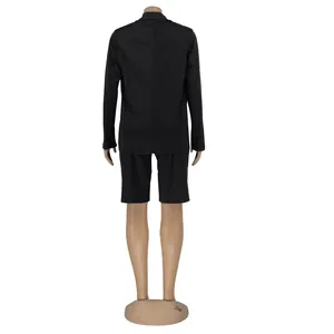 Vista trasera de un conjunto casual de dos piezas para mujer con blazer y pantalones cortos