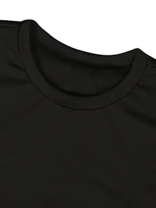 Detailopname van een klassieke zwarte ronde hals op een gladde stoffen t-shirt