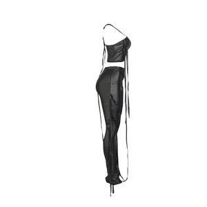 Sexy completo due pezzi in ecopelle nera con crop top stringato e pantaloni, vista laterale