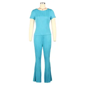 Gros plan d'un ensemble plissé bleu clair deux pièces pour femme avec haut et pantalon
