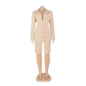 Vista detallada profesional del conjunto beige de dos piezas con chaqueta y pantalón