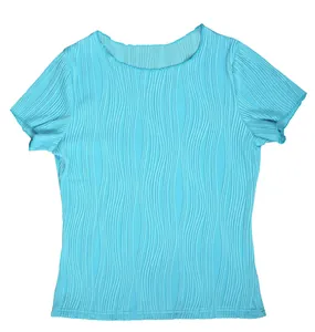 Détail d'un t-shirt plissé à manches courtes bleu clair avec texture ondulée et col rond