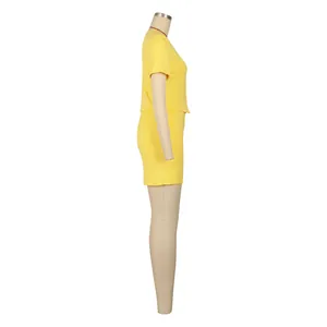Vista laterale di un set due pezzi giallo da donna con t-shirt a costine e pantaloncini sportivi.
