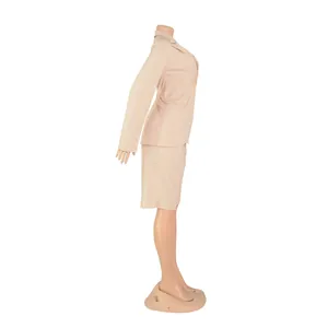 Vista lateral de un conjunto de dos piezas beige para mujer con blazer y short en un maniquí.