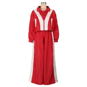 Zweiteiliger Trainingsanzug in Rot und Weiß mit locker sitzender Jacke und Hose