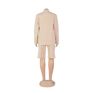 Vista trasera de un conjunto de dos piezas beige con americana y pantalones cortos