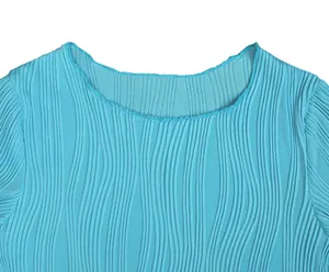 Détail de la texture du tissu plissé ondulé bleu et de l'encolure d'un haut d'été