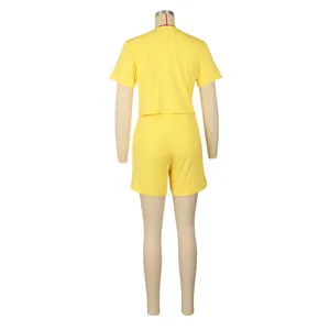 Vista posteriore di un set due pezzi giallo da donna con t-shirt e pantaloncini a coste