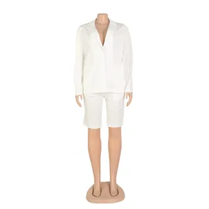 Elegante conjunto blanco de dos piezas para mujer con chaqueta y pantalones cortos casuales.