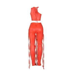 Vista posteriore di sexy completo due pezzi in ecopelle rossa top e pantaloni