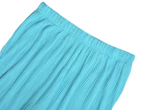 Gros plan sur la taille élastique d'une jupe d'été plissée d'un bleu éclatant pour femmes.