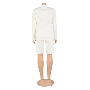 Vista trasera de un traje casual blanco de dos piezas con blazer y pantalones cortos