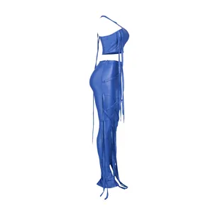 Vista laterale con i dettagli stringati sui pantaloni blu in ecopelle e il top corto.
