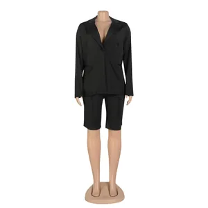 Conjunto casual de dos piezas para mujer en negro con blazer entallada y pantalones cortos.