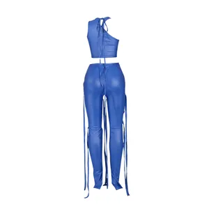 Vista posteriore del completo due pezzi sexy in ecopelle blu con top e pantaloni