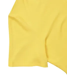 Primo piano della trama del tessuto a coste di una t-shirt sportiva gialla a maniche corte.