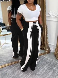 Détail du pantalon large pour femme avec bandes latérales et taille élastiquée.