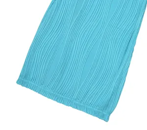 Détail macro de la texture côtelée bleu clair et de l'ourlet pour ensemble d'été femme