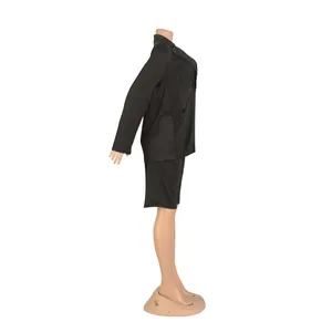 Vista lateral de un conjunto de traje de dos piezas negro para mujer con blazer y shorts.