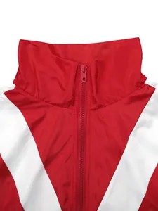 Detailaufnahme einer rot-weißen Sportjacke mit Reißverschluss und hohem Stehkragen