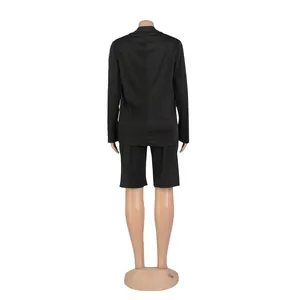 Vista trasera de un traje casual negro de dos piezas con blazer y shorts.