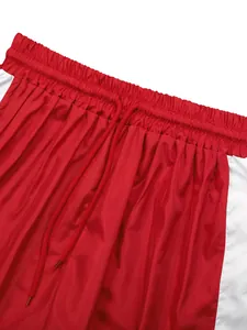 Detailansicht der roten gewebten Sportshorts mit elastischem Bund und Kordelzug