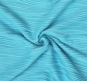 Gros plan sur un tissu plissé bleu clair à côtes avec une texture en spirale pour l'été