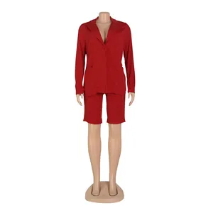 Vista frontal de conjunto casual rojo de mujer con blazer y pantalones cortos en maniquí