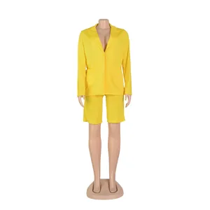 Conjunto casual de dos piezas con blazer y pantalones cortos amarillos en maniquí