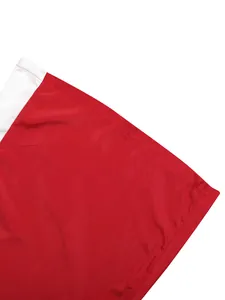 Detaillierte Makroaufnahme von rot-weißem gewebtem Nylonstoff einer Damen Sportjacke