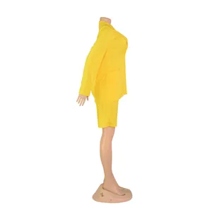 Vista lateral de un conjunto de traje amarillo de dos piezas con blazer y shorts a juego.