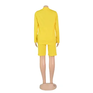 Vista trasera de un conjunto de dos piezas para mujer de blazer y pantalones cortos color amarillo