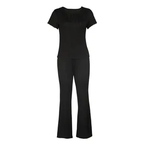 Ensemble deux pièces noir avec haut à manches courtes et pantalon évasé à côtes.