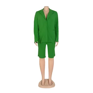 Traje de dos piezas verde brillante con americana y pantalones cortos en maniquí