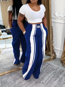 Pantalon large à rayures bleues et blanches pour un look streetwear décontracté.