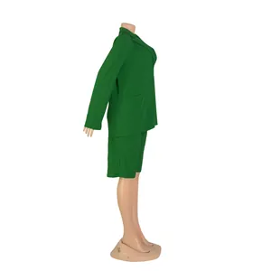 Perfil lateral de un conjunto de traje verde de dos piezas para mujer con blazer y pantalones