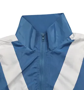 Nahaufnahme von Stehkragen und Reißverschluss der blau-weißen Windjacke für Damen.