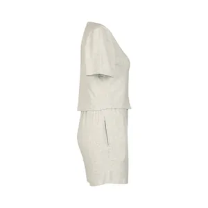 Vista laterale del set sportivo da donna grigio mélange composto da t-shirt e pantaloncini