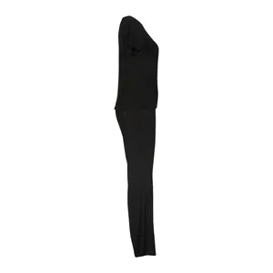 Vue de côté de l'ensemble deux pièces plissé noir avec haut à manches courtes et pantalon