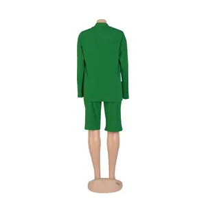 Vista trasera de un elegante conjunto de dos piezas verde para mujer con americana y shorts