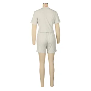 Vista posteriore del completo a due pezzi grigio con maglietta e pantaloncini a costine