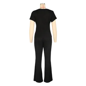 Vue arrière d'un ensemble de détente côtelé noir, haut court et pantalon évasé.