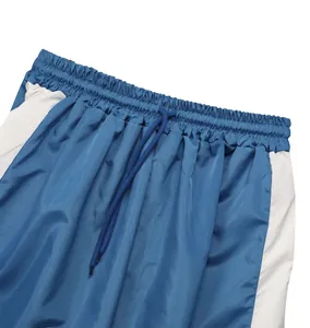 Nahaufnahme des blauen Sportshorts-Bunds mit elastischem Band und integriertem Kordelzug