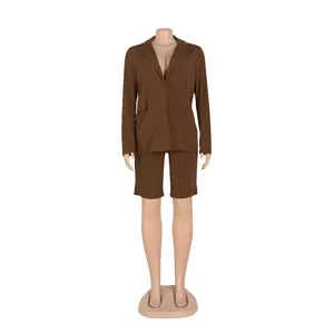 Vista frontal detallada de un conjunto de blazer y pantalones cortos marrón de mujer