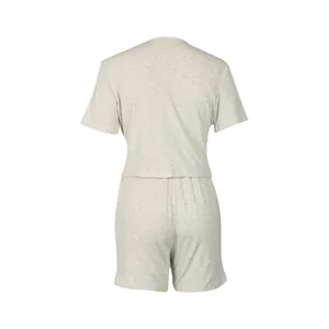 Vista posteriore dettagliata di un set due pezzi grigio melange con top e pantaloncini