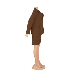 Vista de perfil de un conjunto de blazer y pantalones cortos informales marrones para mujer