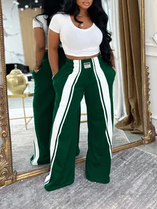 Vue détaillée du pantalon large vert foncé pour femme avec bandes latérales blanches contrastées