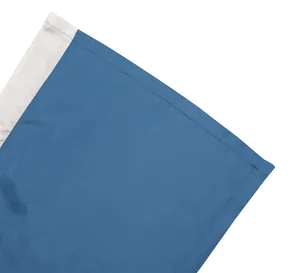 Detailaufnahme der Nähte und des Webstoffs der blau-weißen Sportjacke