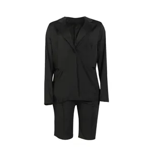 Vista frontal de un conjunto casual de dos piezas para mujer con blazer y pantalón corto